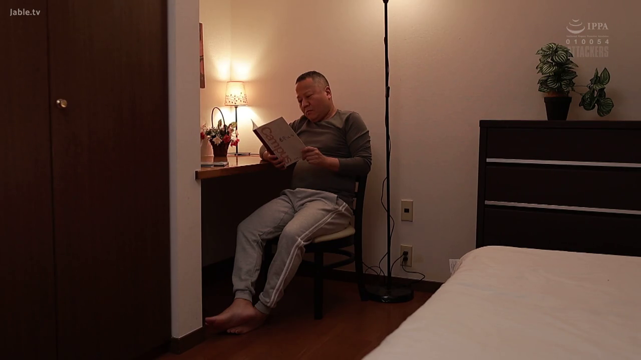 坐姿 · 单人 · 全身 · 专注 · 卧室 · 台灯 · 灰色家居服 · 阅读