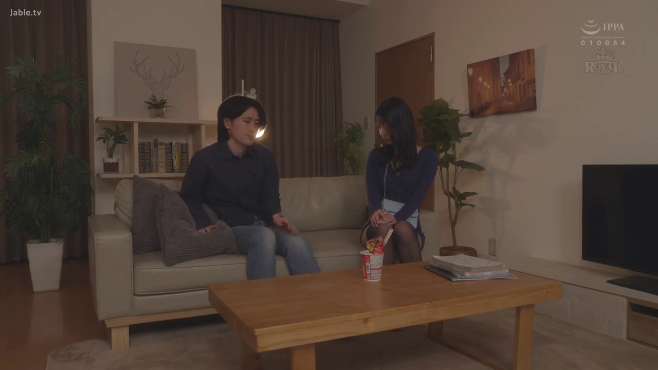 坐姿 · 交谈 · 严肃 · 中景 · 沙发 · 客厅 · 居家 · 便装