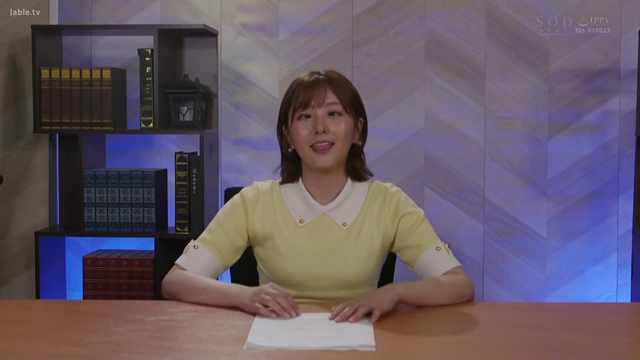 座り姿勢 · オフィスデスク · 微笑 · 半身 · 黄色翻领上衣 · スタジオ · 放送 · 背景书架