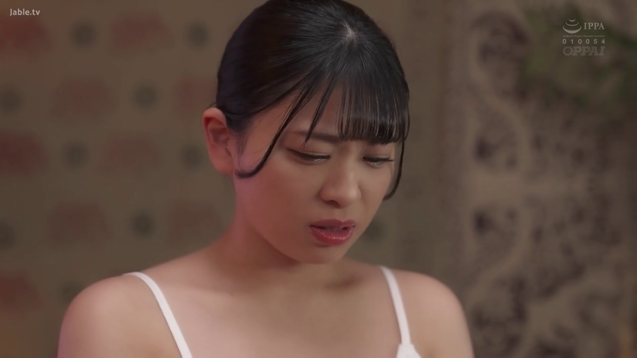 室内 · 坐姿 · 委屈 · 面部特写 · 白色吊带