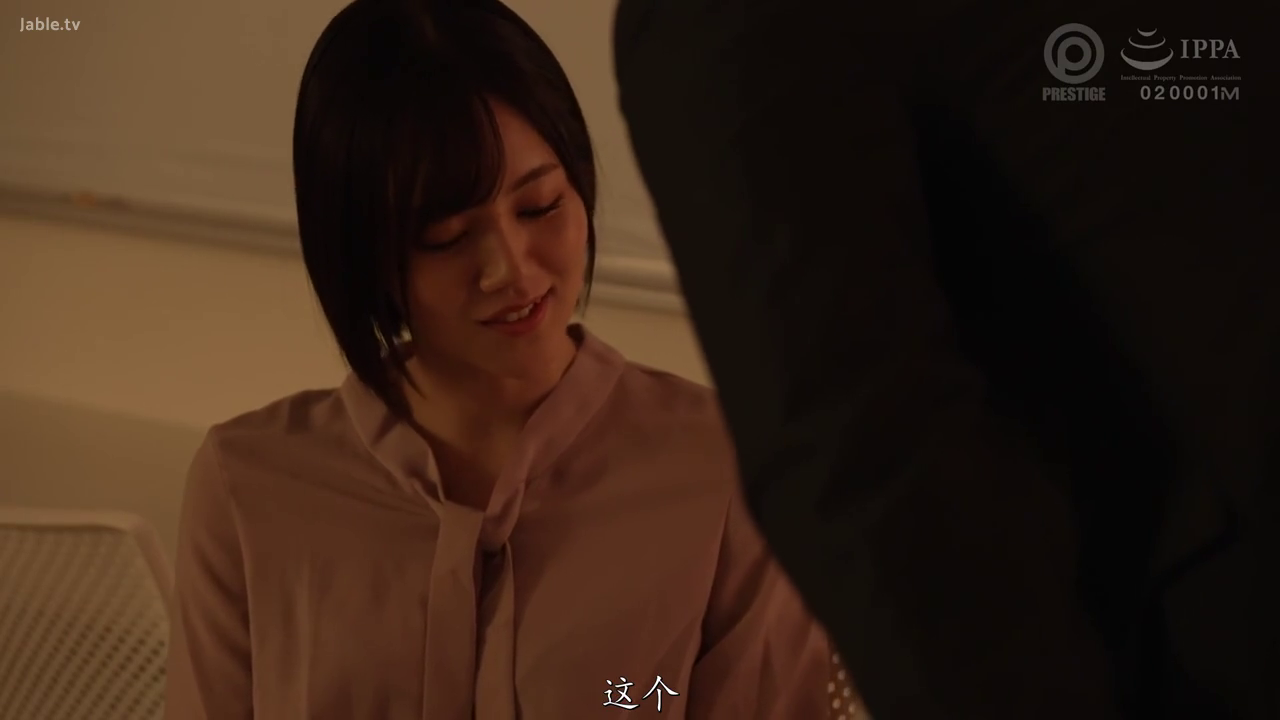 室内 · 坐姿 · 脸部 · 微笑 · 衬衫 · 近景 · 娇羞