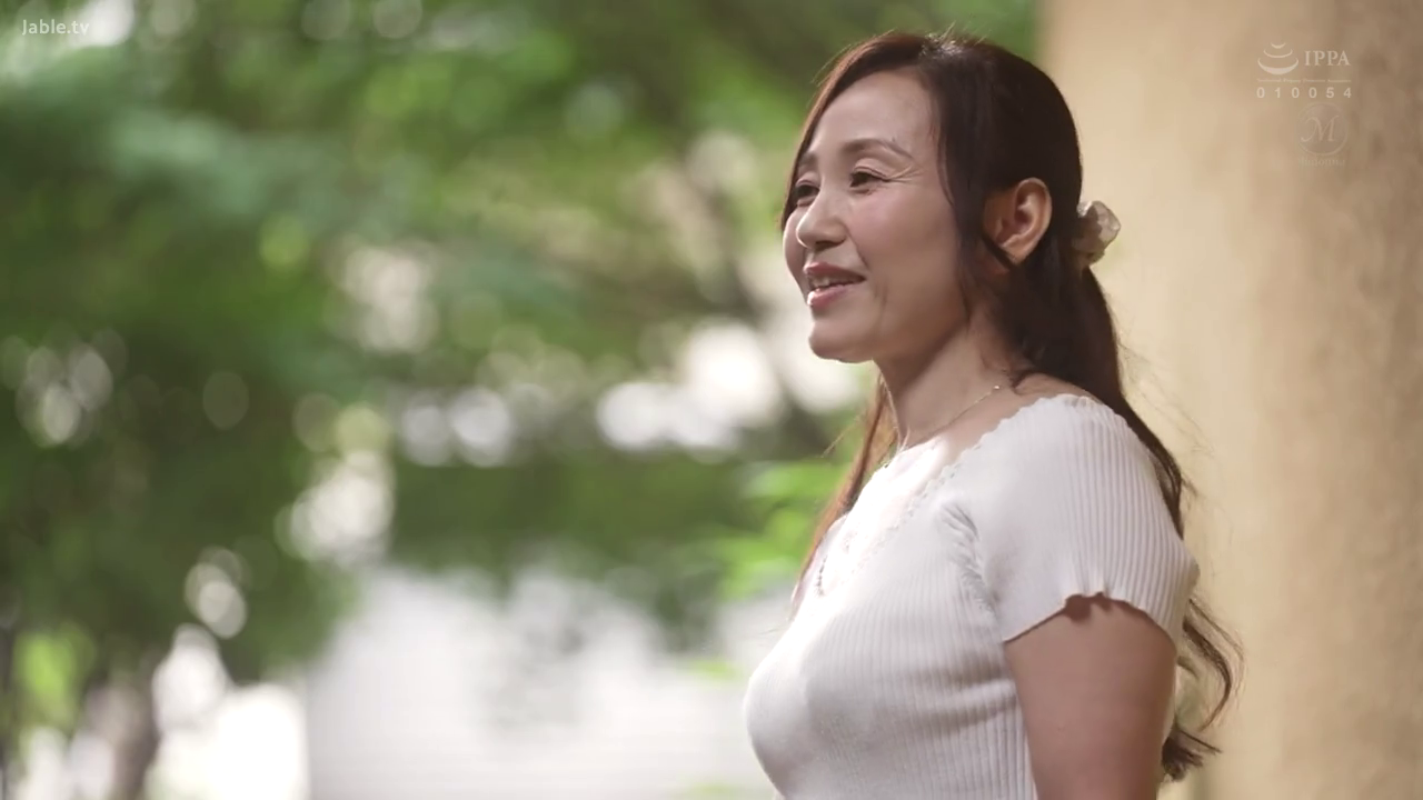 侧面半身 · 站姿 · 熟女 · 白色修身针织衫 · 户外林间 · 凝望 · 温柔微笑