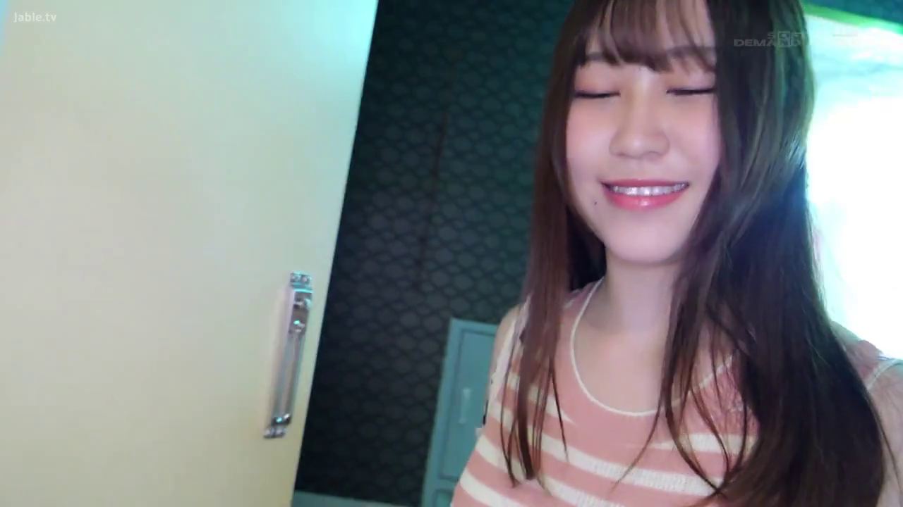 室内 · 单人 · 脸部 · 站姿 · 开心 · 条纹背心 · 闭眼微笑