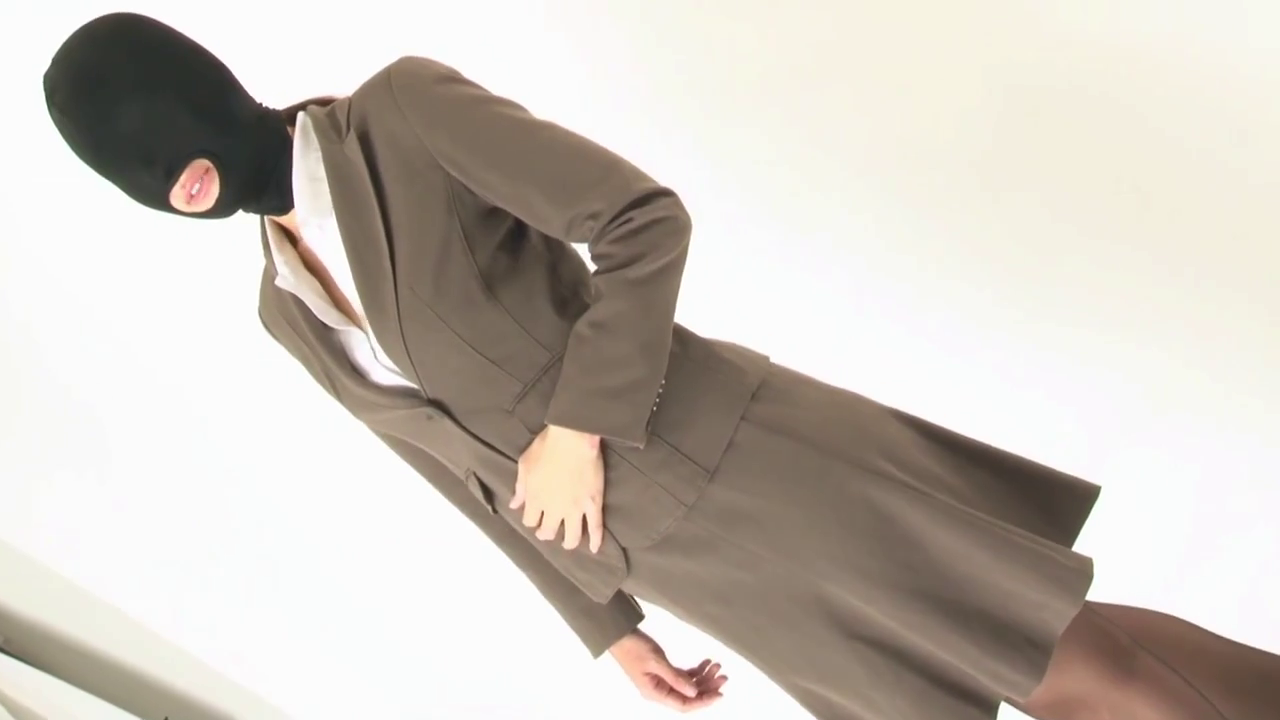 室内 · 展示 · 中景 · 职业装 · 西装 · 侧向站立 · 面部遮蔽 · 面罩