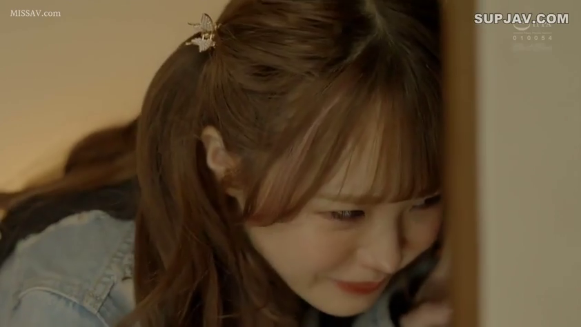 室内 · 特写 · 哭泣 · 覗き · 牛仔外套 · 靠墙侧向 · 蝴蝶发夹