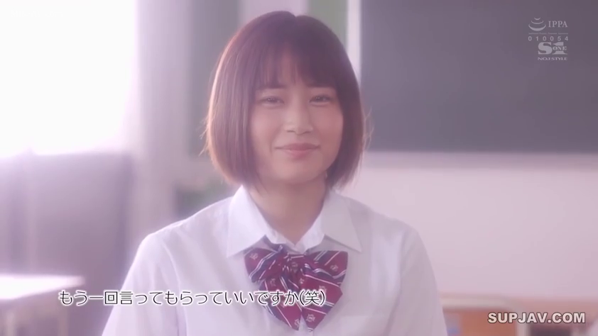 面部 · 制服 · 教室 · 微笑 · 正坐 · 注視 · 黑板 · ショートヘア