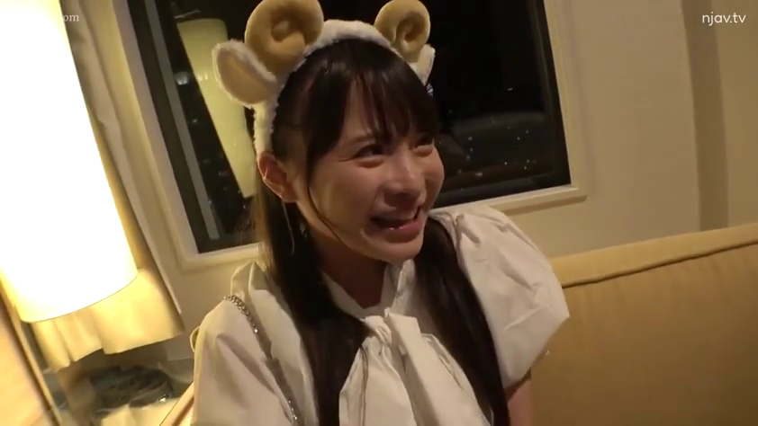 Indoor · Sitting Posture · Conversation · Face · White top · Smile · Sheep Horn Hair Hoop · 常规内容