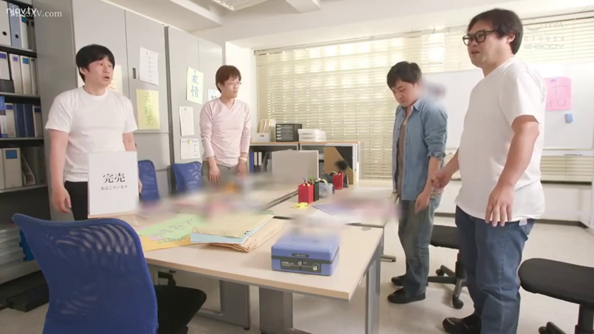 对峙 · 严肃 · 办公室 · 站立 · 文件 · 多人 · 休闲服