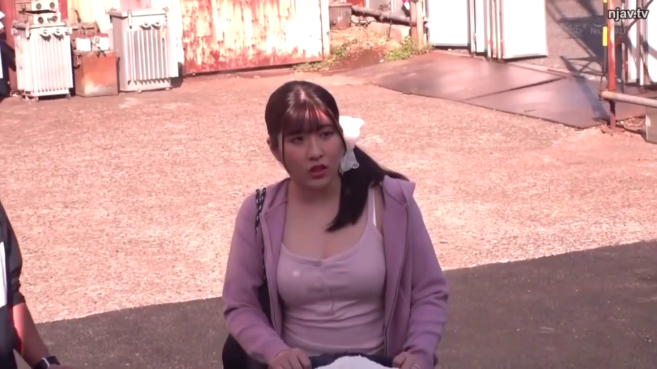 嚴肅 · 站立 · 户外 · 粉色外套 · 中景特写 · 观望 · 日光 · 白色发饰