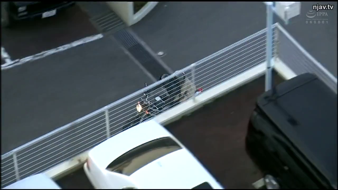 站立 · 休闲装 · 远景 · 监控视角 · 不可见 · 停车场 · 野外露出 · 围栏