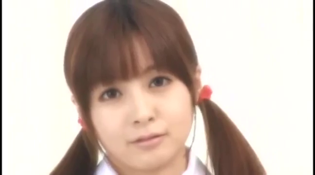 室内 · 脸部特写 · 平静 · 白色衬衫 · 注视镜头 · 双马尾 · 正面坐姿 · 红色发饰