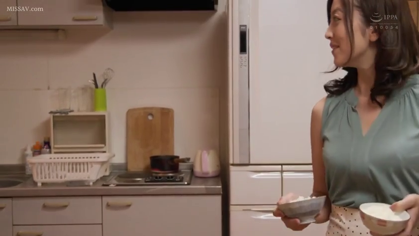 站姿 · 微笑 · 厨房 · 居家服 · 日常 · 餐具 · 端碗