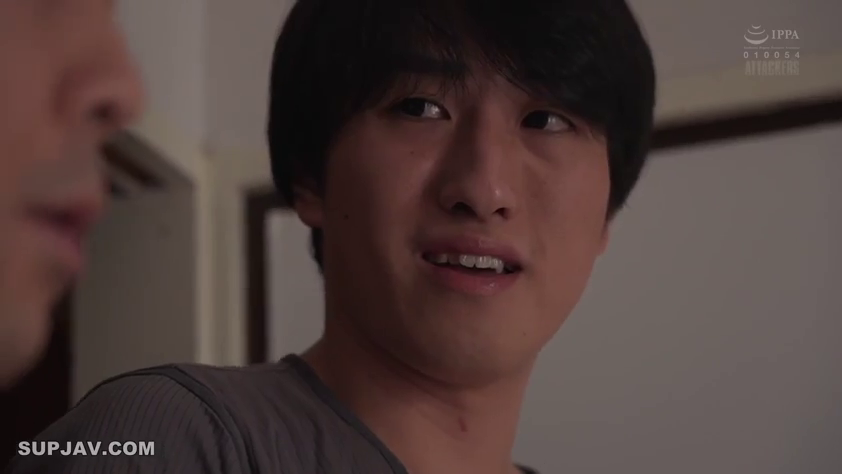 室内 · 脸部特写 · 站立 · 对视 · 男性 · 灰色短袖 · 坏笑