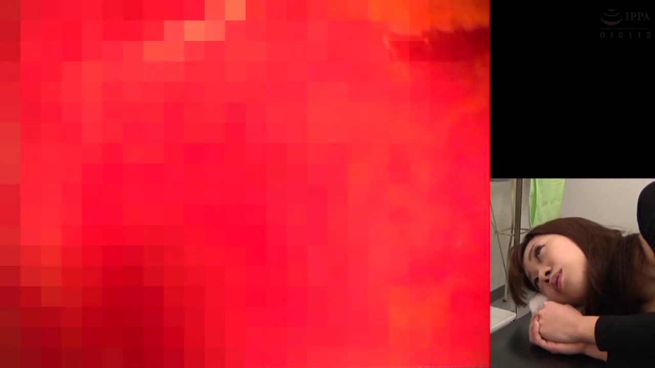 室内 · 迷離 · 枕头 · 特写 · 寝姿 · 黑色上衣 · 躺卧 · 画面遮挡