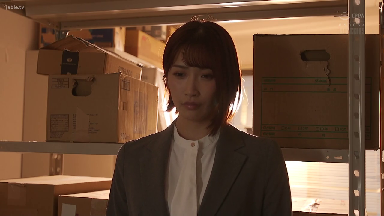 站立 · 中景 · 职场女性 · 纸箱 · 凝视 · 仓库 · 忧愁 · 深色西装