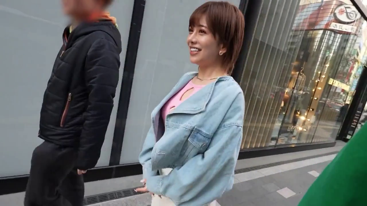 中景 · 微笑 · 街道 · 户外 · 粉色内搭 · 走动 · 街拍