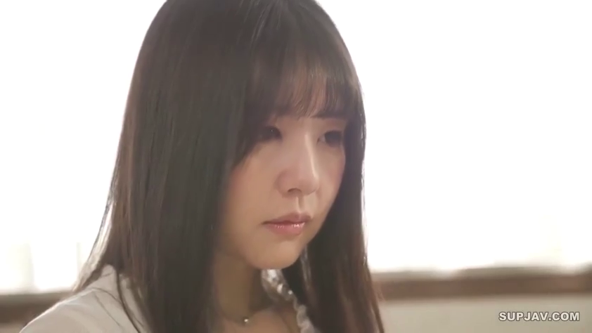 室内 · 坐姿 · 忧郁 · 脸部特写 · 项链 · 白色上衣 · 凝视 · 柔焦