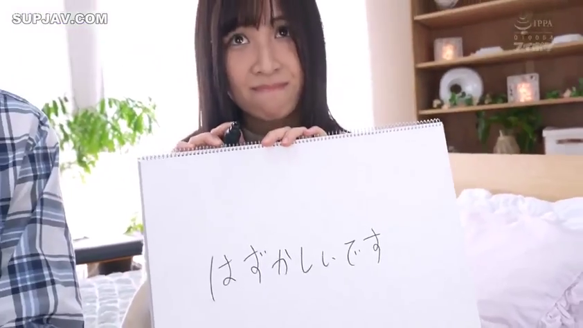 坐姿 · 面部 · 羞涩 · 居室 · 格纹休闲装 · 展示画本 · 画本 · 日语文字