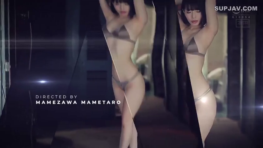 室内 · 比基尼 · 诱惑 · 举手姿势 · 全身特写 · 模特展示 · 分屏效果