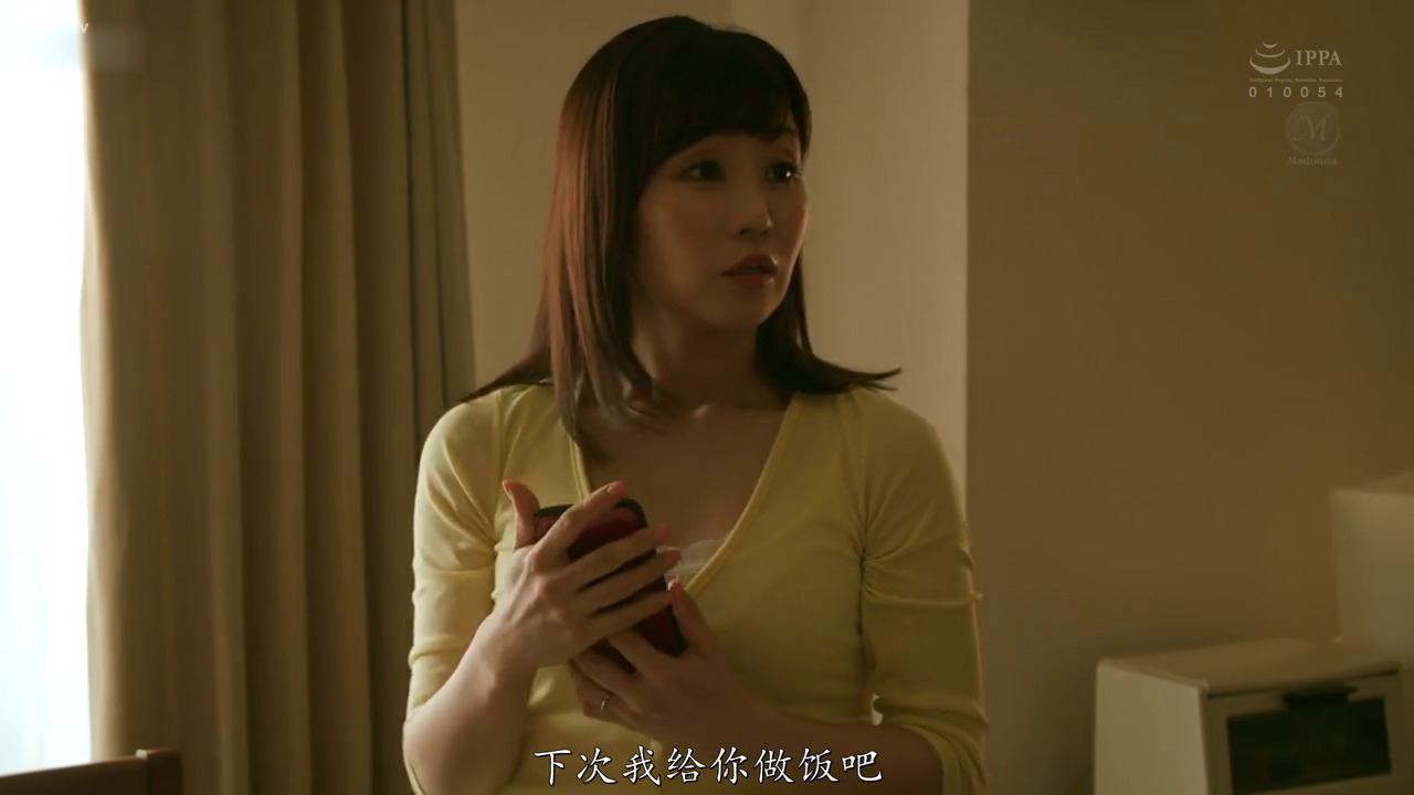 室内 · 严肃 · 站立 · 字幕 · 半身 · 手机 · 黄色长袖 · 持手机