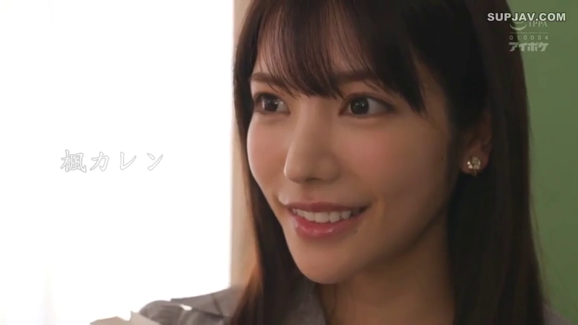 室内 · 字幕 · 微笑 · 面部特写 · 温柔 · 侧颜 · 灰色衬衫 · 耳饰