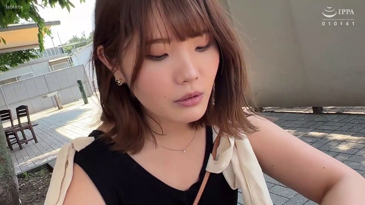 坐姿 · 面部 · 忧郁 · 公园 · 休息 · 街拍 · 耳饰 · 黑色吊带上衣