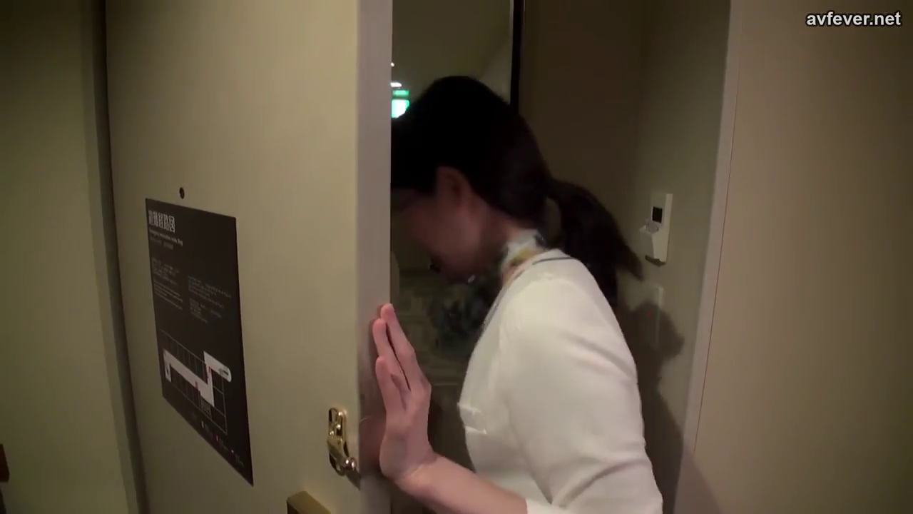 专注 · 白衬衫 · 走廊 · 丝巾 · 扶门 · 进门 · 侧写 · 房门