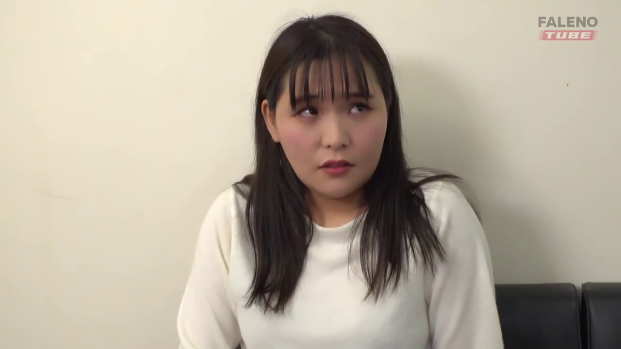 Indoor · Sitting Posture · Sofa · 面部特写 · 忧虑 · 白色长袖 · 侧视