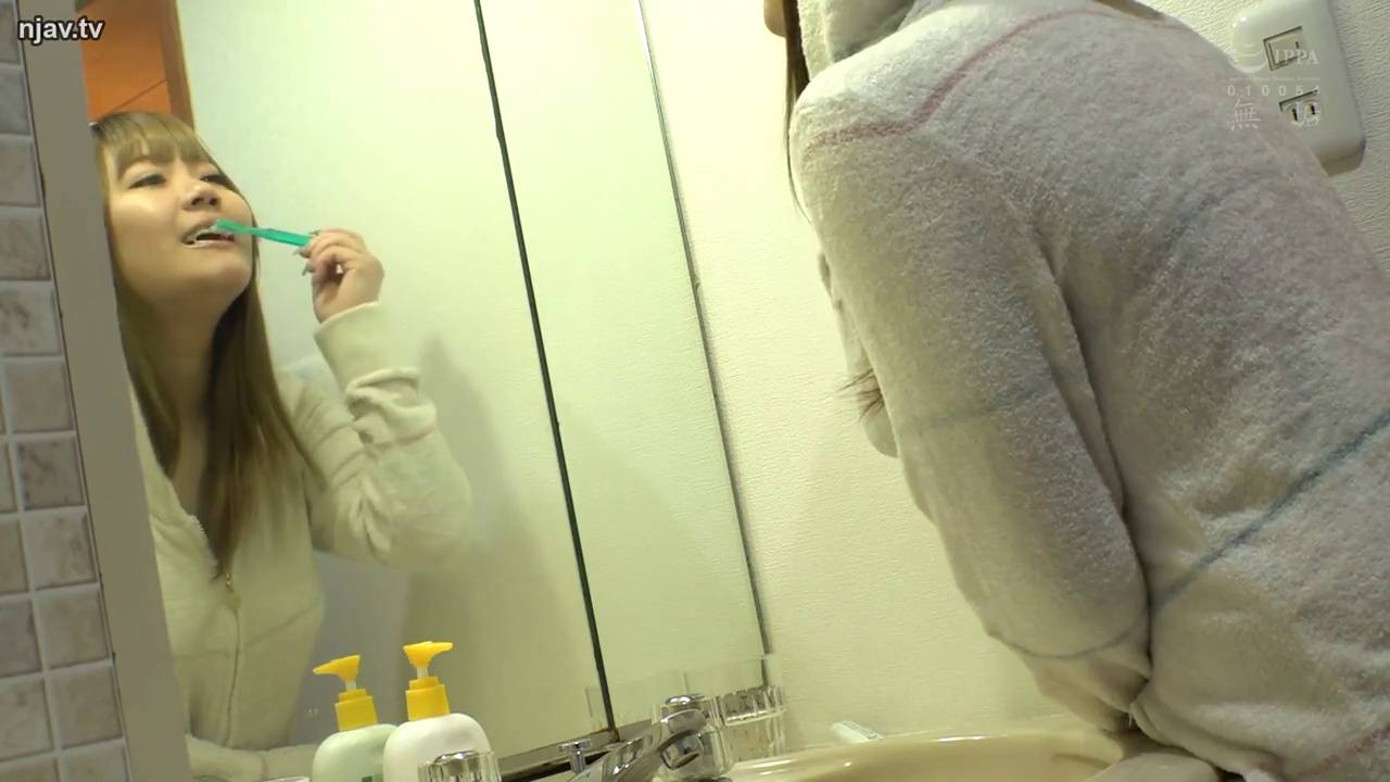 站立 · 微笑 · 居家服 · 卫生间 · 上半身镜像 · 刷牙 · 牙刷