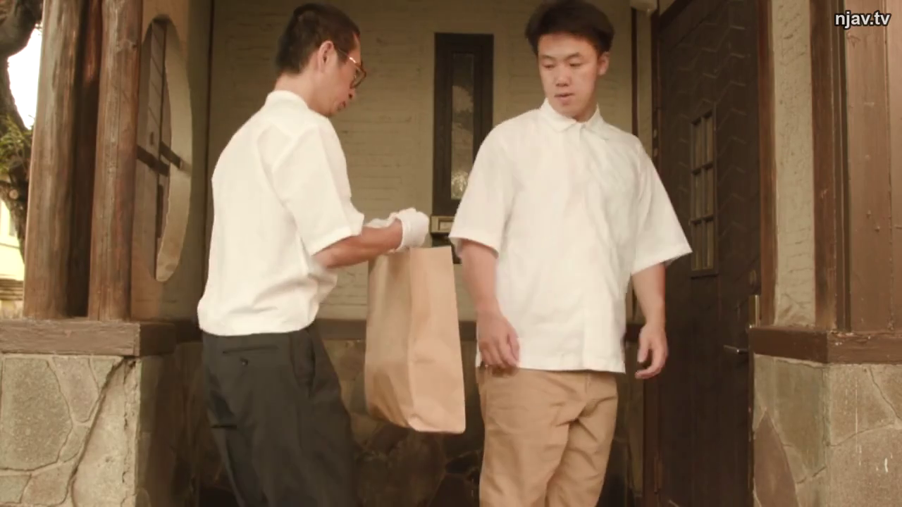 Stand · 全景 · 平静 · white shirt · 住宅门口 · 递送物品 · 纸袋 · 真人