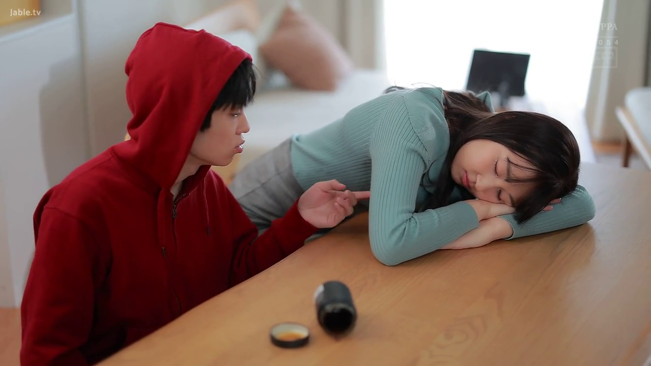 卧室 · 中景 · 剧情 · 药瓶 · 趴卧 · 青色针织衫 · 安详 · 昏睡