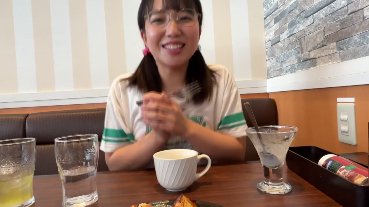 座り姿勢 · 面部 · 餐厅 · 白いTシャツ · 餐具 · 生活化 · 輝く笑顔 · 拿餐具