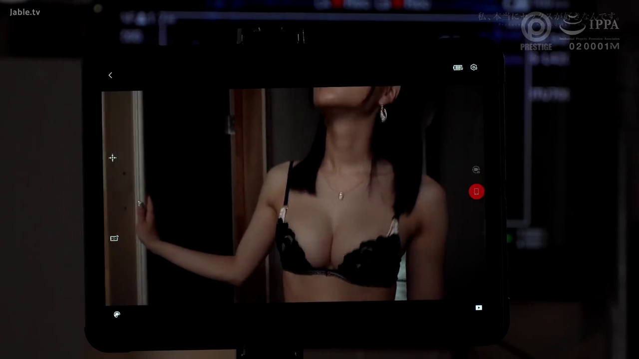 室内 · 胸部特写 · 站立 · 展示 · 暗光 · 黑色胸罩 · 仰面 · 平板电脑