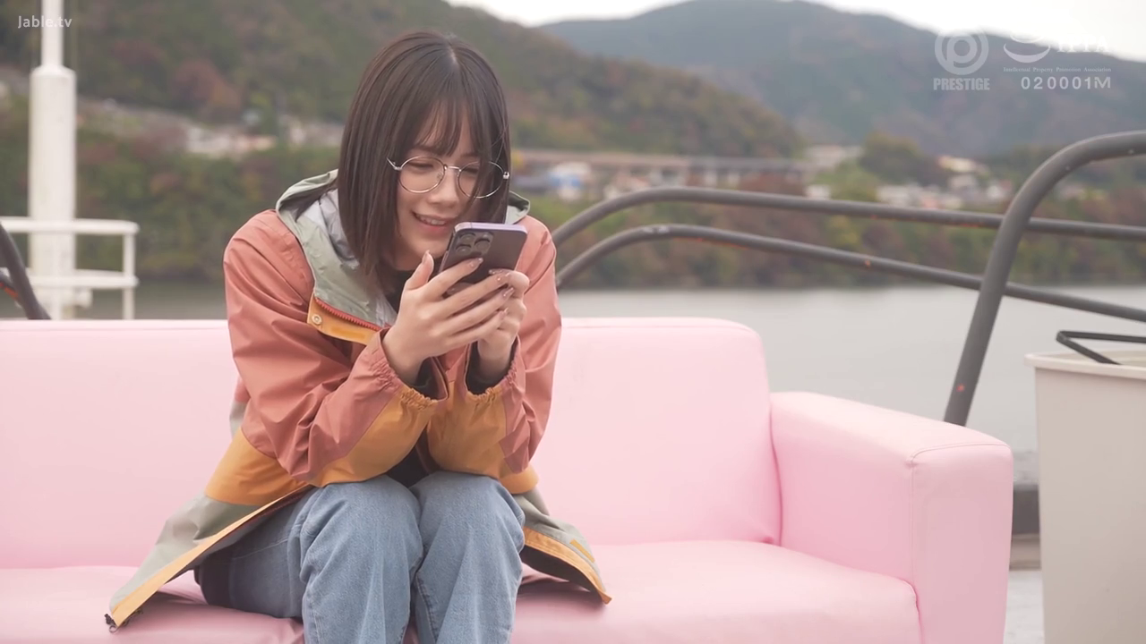 坐姿 · 中景 · 微笑 · 手机 · 玩手机 · 户外夹克 · 船上 · 休闲