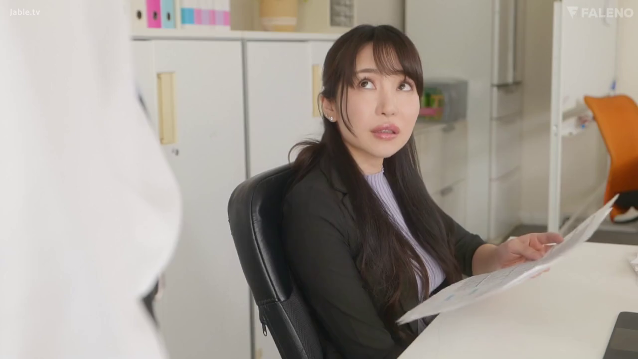 坐姿 · 办公室 · 文件 · 询问 · 职场女性 · OL · 上半身特寫 · 查阅文件