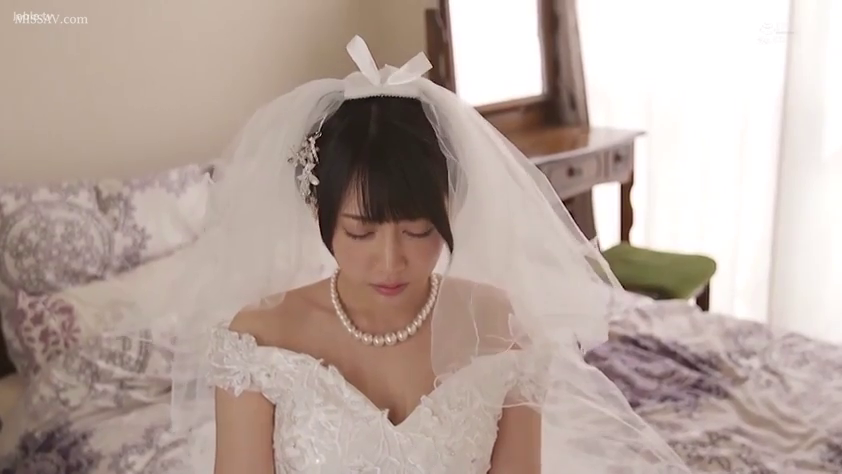 坐姿 · 卧室 · 面部特写 · 流泪 · 唯美 · 悲伤 · 珍珠项链 · 梳妆镜