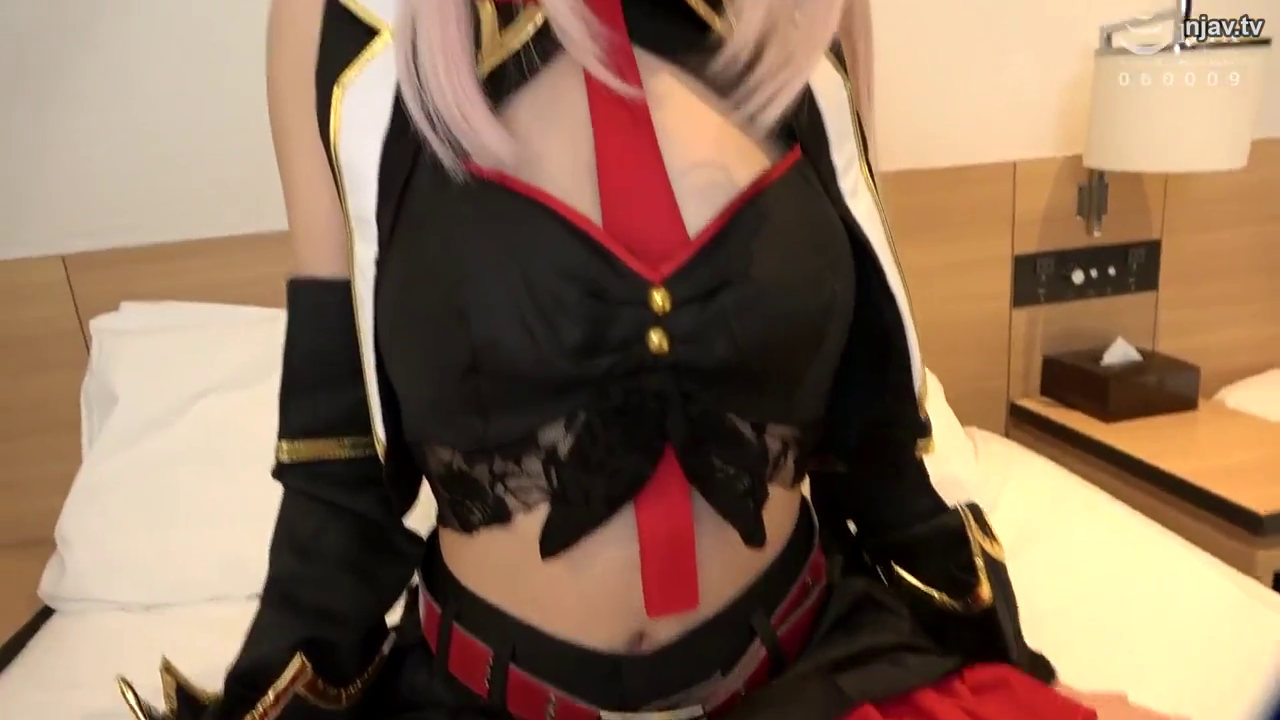 坐姿 · 卧室 · 台灯 · 躯干特写 · Cosplay服装 · 静态展示 · 粉发