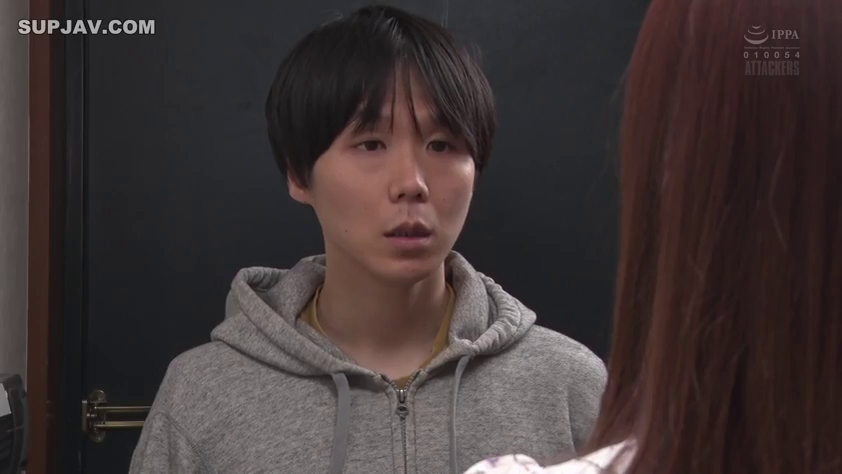 面部 · 站立 · 困惑 · 剧情 · 对视 · 门 · 灰色卫衣 · 门口