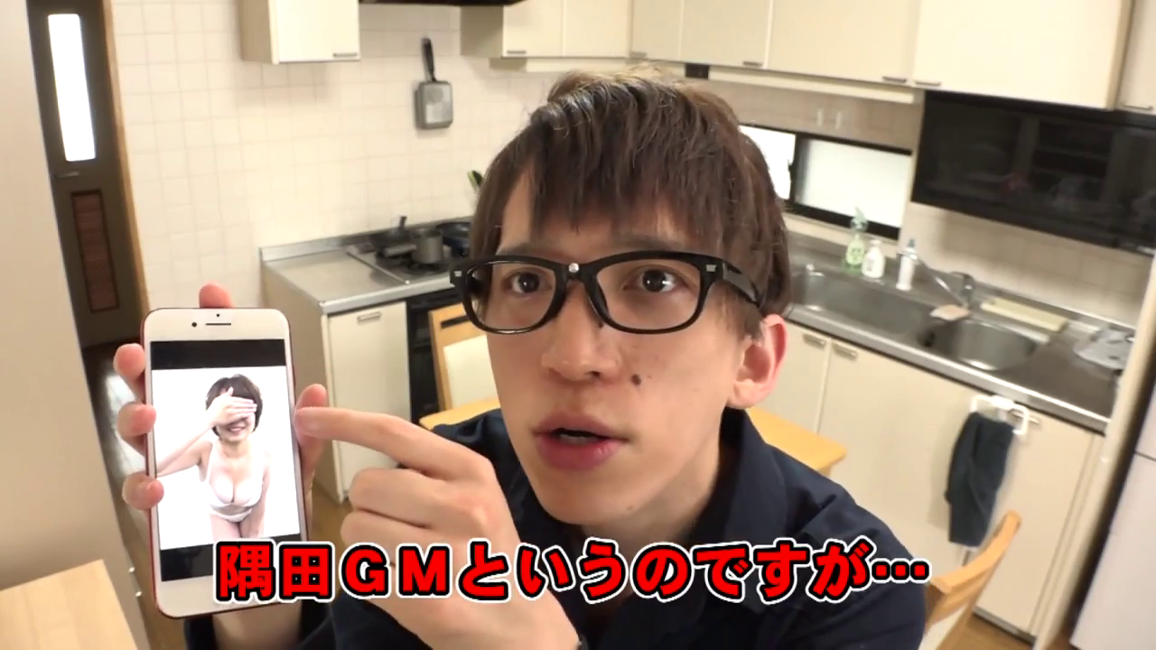 严肃 · 面部 · 衬衫 · 厨房 · 手机 · 指点 · 展示手机内容