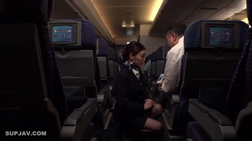 中景 · 跪姿 · 暗光 · 飞机座椅 · 服务 · 庄重 · 空姐制服 · 飞机机舱