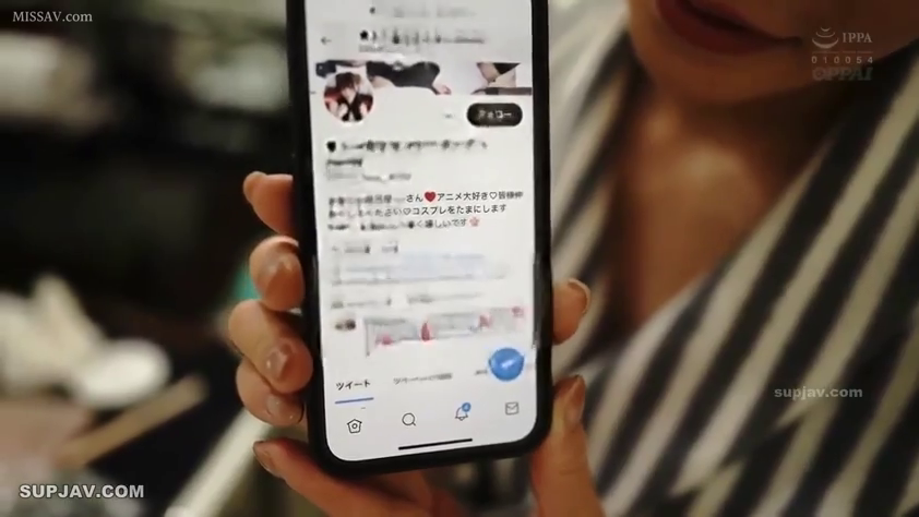 室内 · 微笑 · 社交软件界面 · 智能手机 · 黑白条纹衫 · 手机屏幕特写 · 手持手机 · 展示推特账号