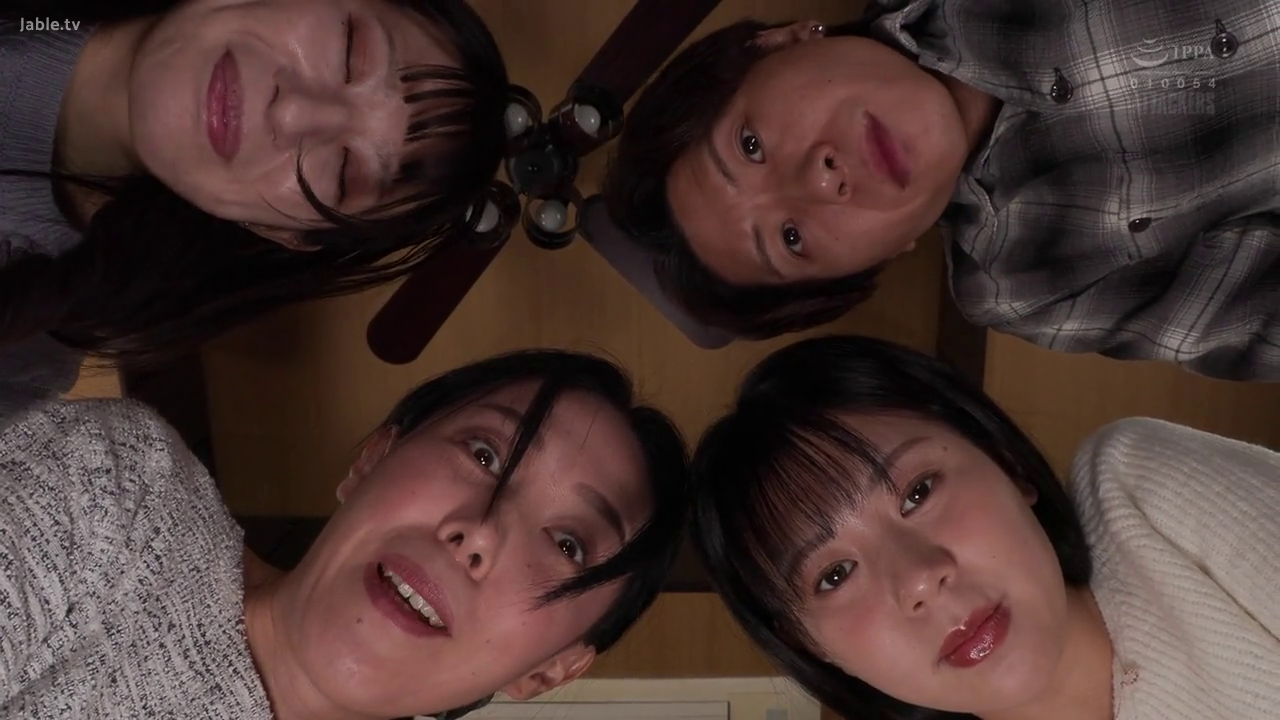 室内 · 脸部特写 · 微笑 · 休闲装 · 注视 · 仰拍视角 · 俯视姿势 · 吊扇