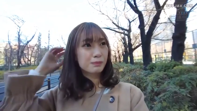 委屈 · 站姿 · 室外 · 公园 · 头部特写 · 棕色大衣 · 撩头发