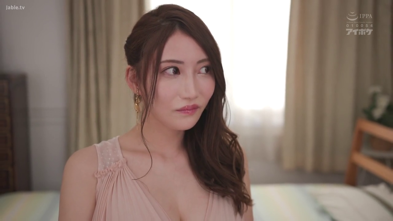 寝室 · 站立 · 耳环 · 期待 · 中景特写 · ピンクの吊り帯ドレス · 横に首を傾けて見つめる · 披肩长发