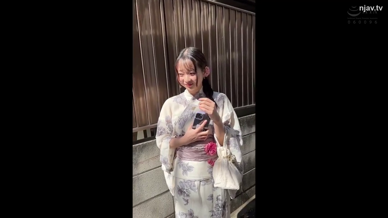 站立 · 微笑 · 布包 · 和服 · 室外围栏 · 持手机拍照 · 侧扎发