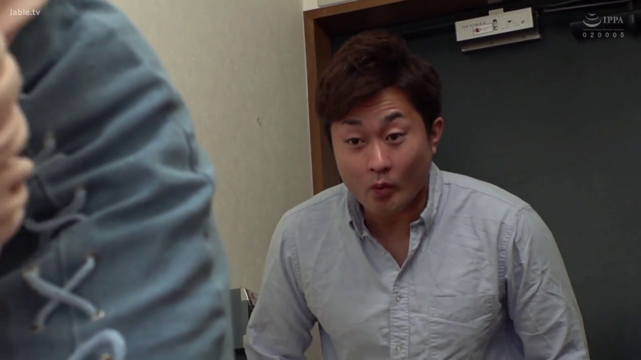 室内 · 俯身 · 面部特写 · 门框 · 凝视 · 震惊 · 蓝色棉质衬衫 · 男性角色