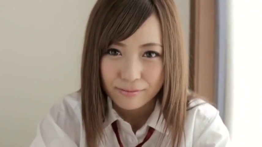 坐姿 · 教室 · 脸部 · 微笑 · 注视 · 学生装