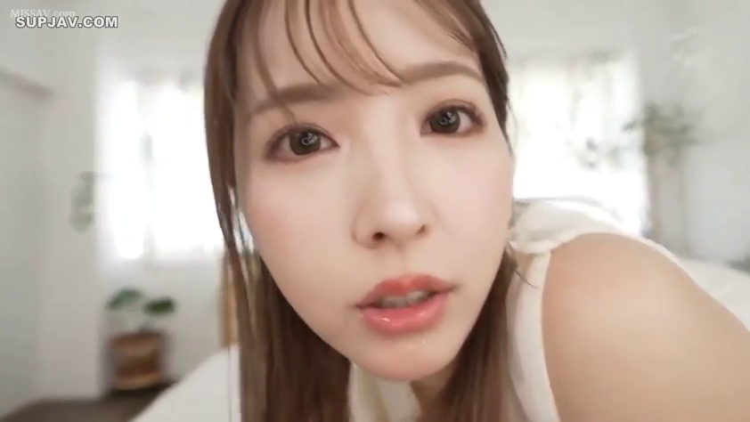 室内 · 俯身 · 脸部特写 · 迷离 · 凝视 · 白色吊带 · 人像