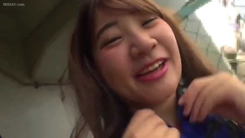 室内 · 脸部特写 · 站立 · 微笑 · 面对镜头 · 制服 · POV视角