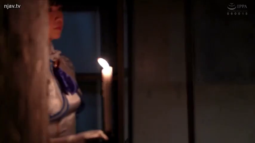 严肃 · 站立 · 暗室 · 昏暗 · 侧脸 · 旗袍 · 蜡烛 · 持烛